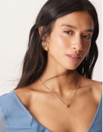 stud earrings with molten oval detail in gold tone